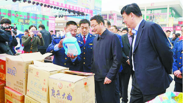 項(xiàng)城市消協(xié)、市工商局舉行國際消費(fèi)者權(quán)益日宣傳活動(dòng)