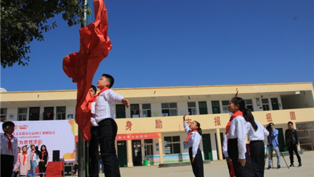 周口留守兒童的國慶節(jié)：敬隊禮、升國旗