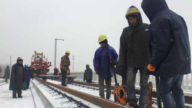 致敬！風雪中的高鐵建設(shè)者