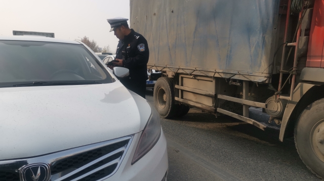 周口限行第一天，交警蜀黍上路勸返近百輛車(chē)