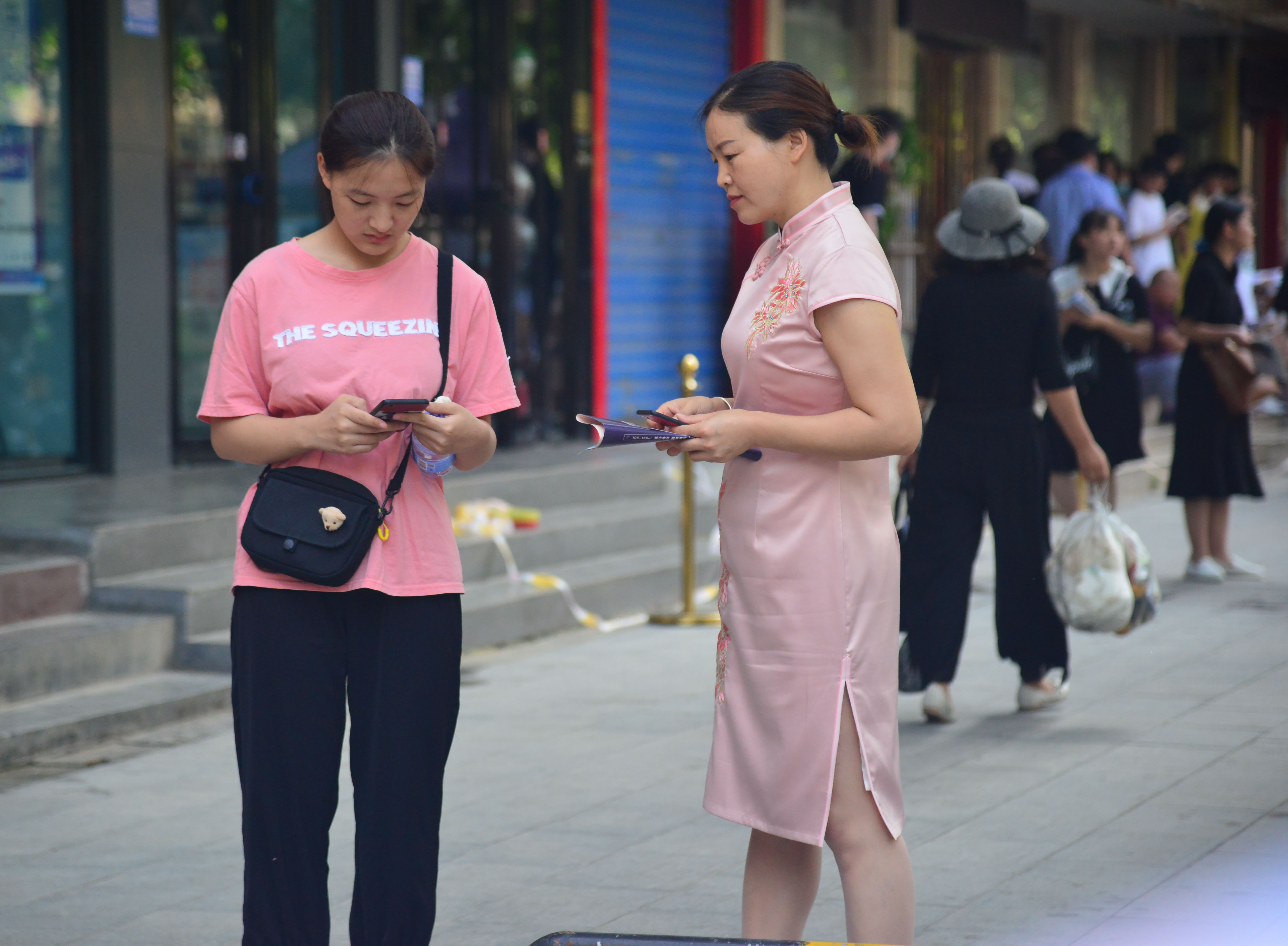 旗開(kāi)得勝！高考考場(chǎng)外的旗袍媽媽們