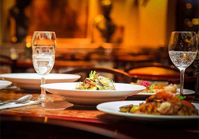 春節(jié)上酒桌，你會喝瀘州白酒卻不會倒酒？