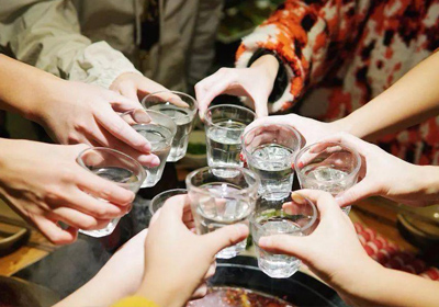 白酒優(yōu)劣怎么看？瀘旗酒業(yè)教你三招學(xué)會(huì)挑好酒